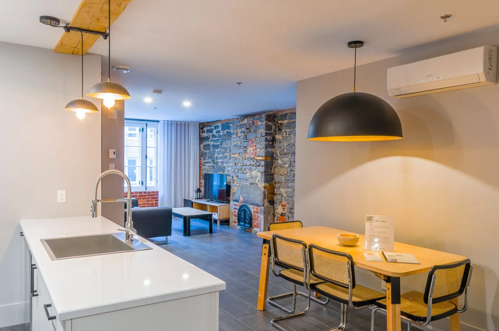 Cuisine et salle à manger d'un loft livré par Habitation Canadienne